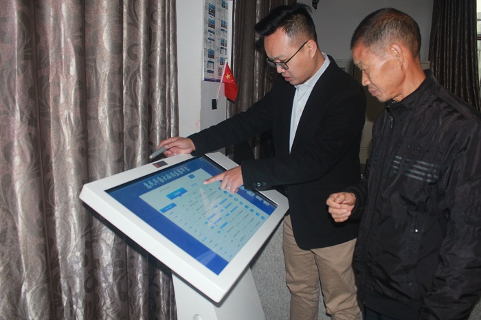 图为:纪检干部与群众一起查询大平台数据 摄影:叶浩.jpg